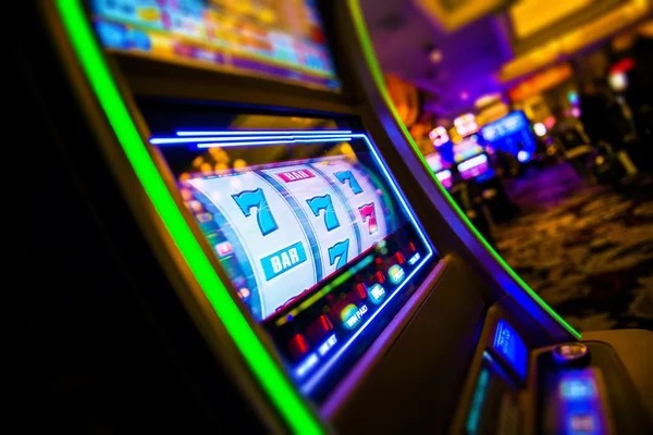 qtgame VIP deposit interface showing DANA, OVO, GoPay, QRIS, and bank transfer options
